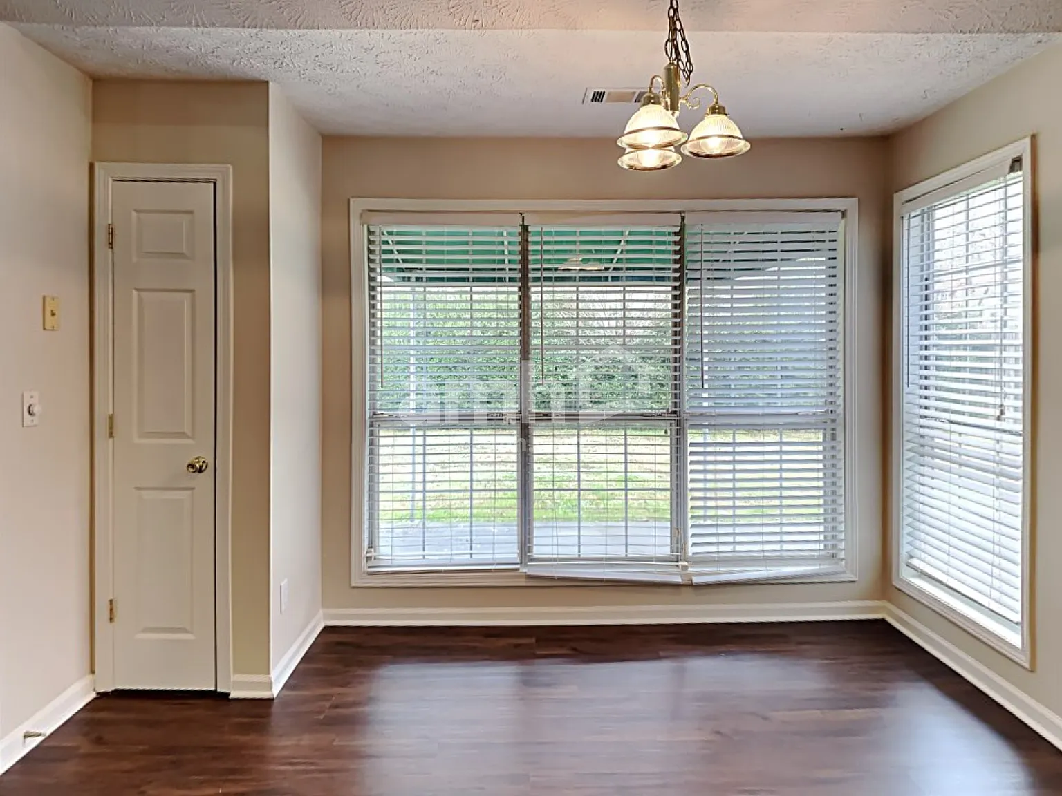 3 bed, 2.0 bath, 1908 sqft, $2,215 — Photo 4