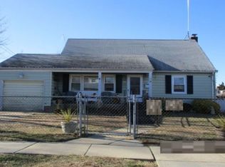 8 Lois Ln, Farmingdale, NY 11735