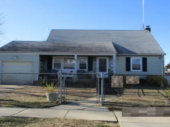 8 Lois Ln, Farmingdale, NY 11735