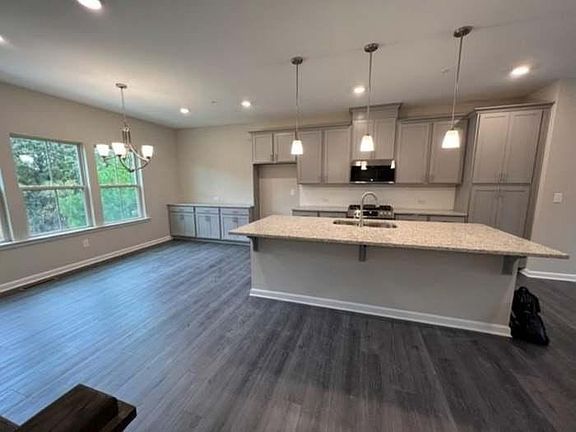 3rd image of 721 Brecklin Ln