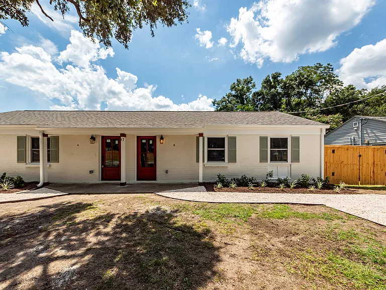 17 Vincent Dr #B — Photo 2