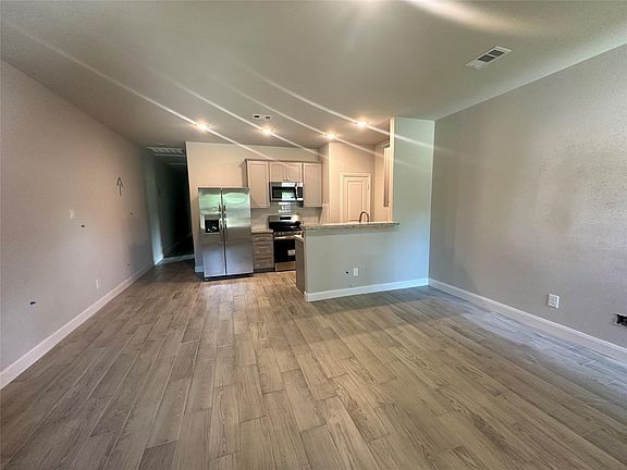 4th image of 104 Turner Dr #B