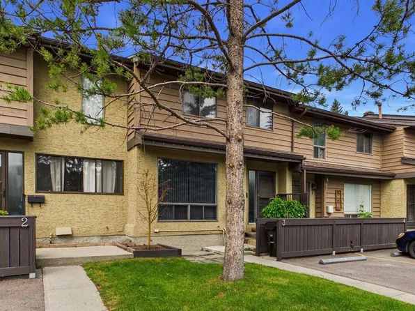 2300 E Oakmoor Dr SW #3, Calgary, AB T2V 4N7