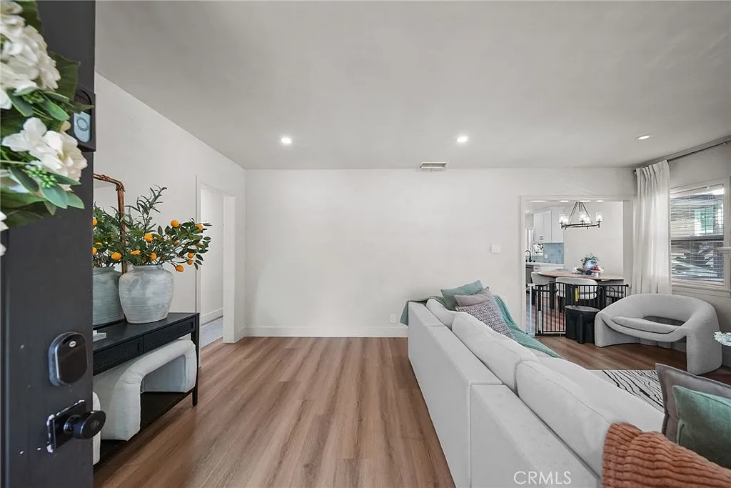 3 bed, 1297 sqft, $4,500 — Photo 4