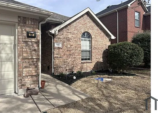 921 Bowie Dr — Photo 2