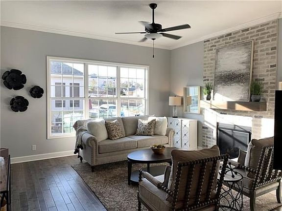 5th image of 815 E 110th Pl