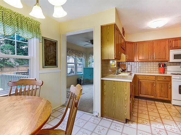 5th image of 944 Beechwood St NE