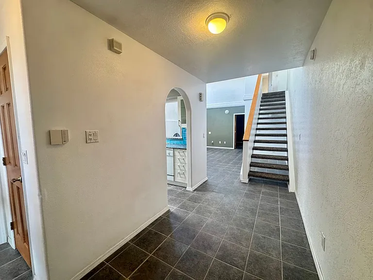 870 SE Cir NW — Photo 2