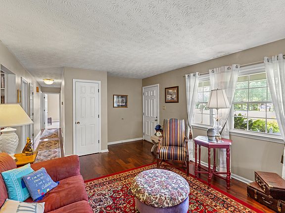 5th image of 125 Redwood Dr