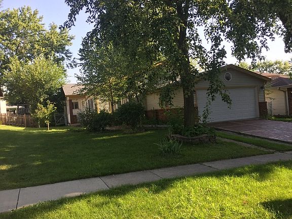 3rd image of 828 E Marshall Ct