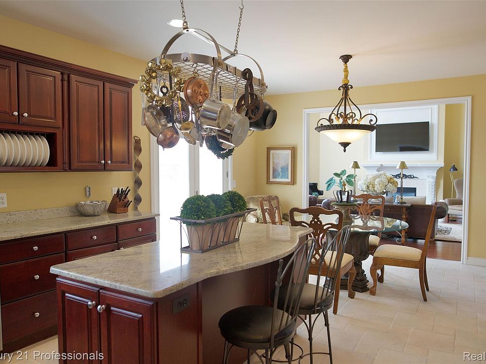 916 Majestic, photo 8