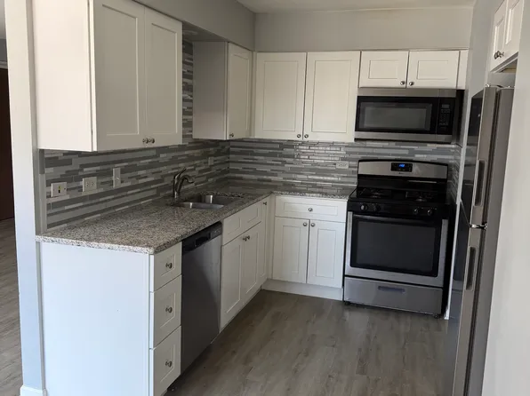 110 W 66th St #3, Westmont, IL 60559