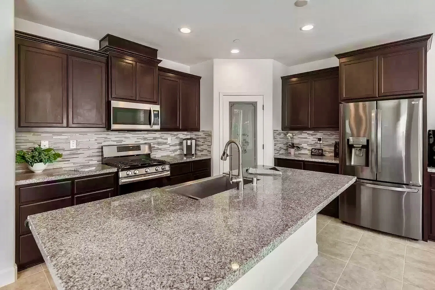 4 bed, 2581 sqft, $3,700 — Photo 3