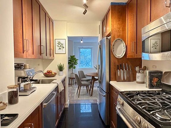 3rd image of 200 E 71st St APT 3E