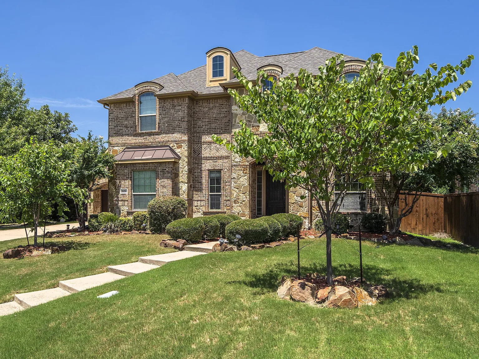 5 bed, 4085 sqft, $4,400 — Photo 1