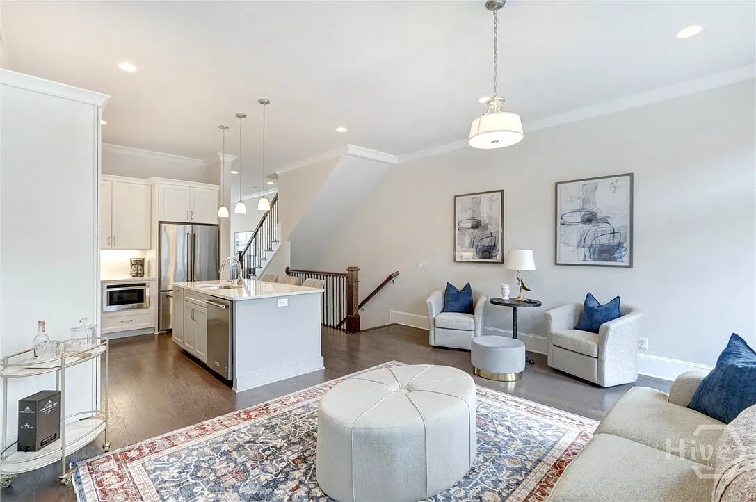 3 bed, 3.5 bath, 2118 sqft, $5,900 — Photo 4