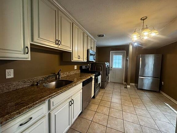 3rd image of 375 Westport Dr