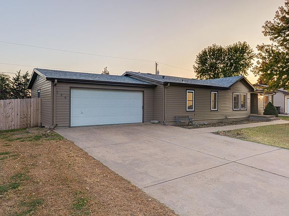 3rd image of 709 Huehl Cir