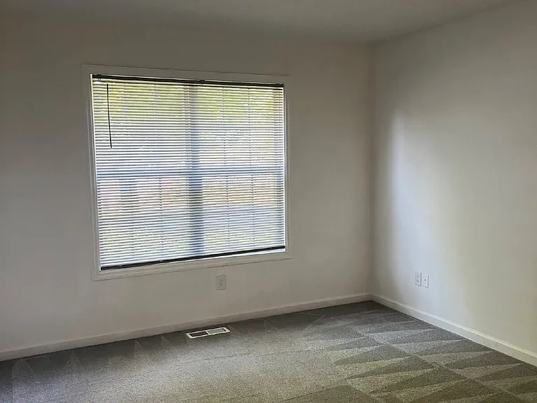 215 Derek Ct — Photo 10