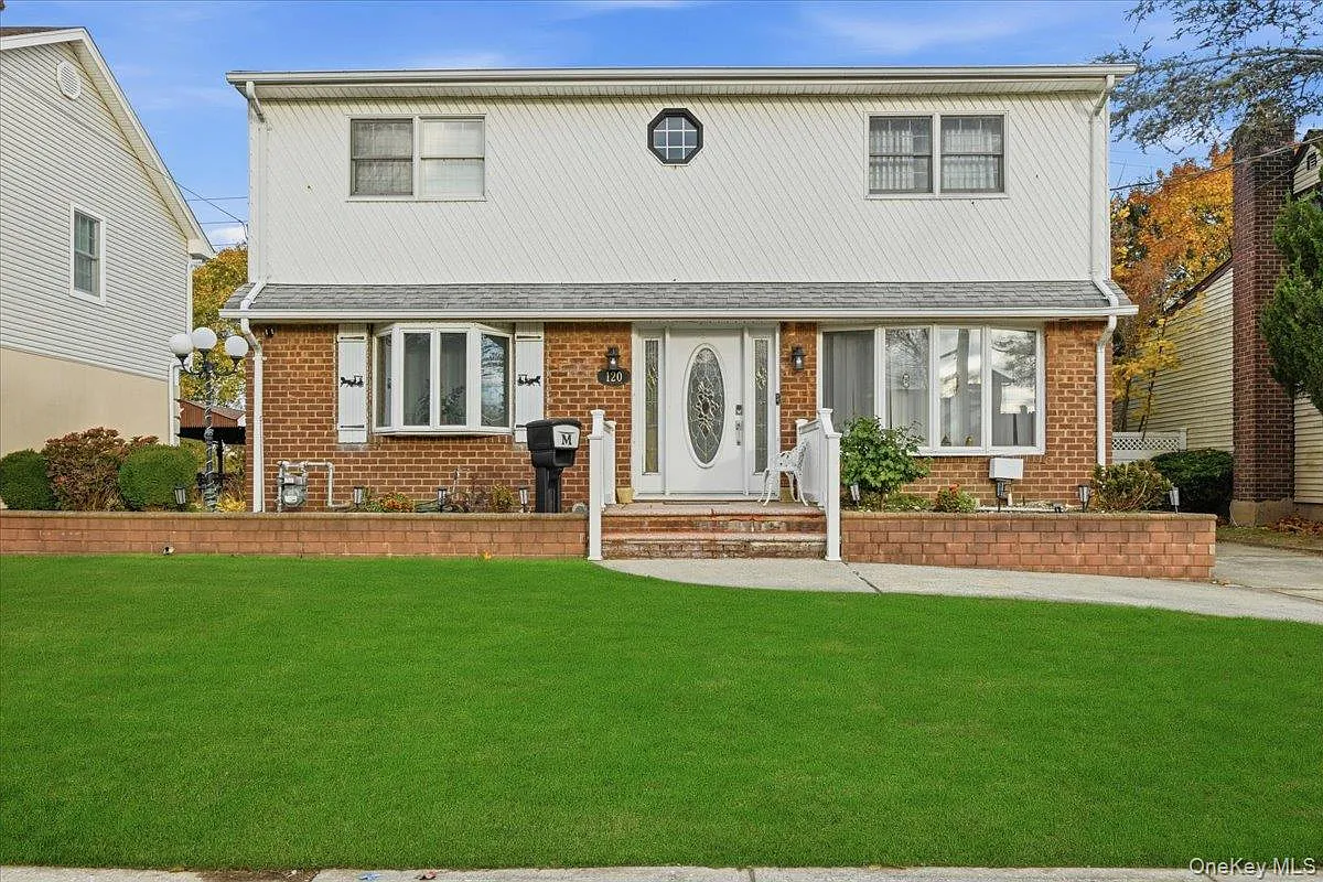 120 Bruce Terrace photo 1