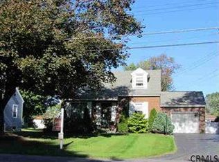9 Oakwood Dr, Albany, NY 12205