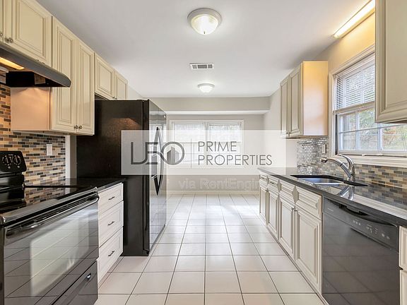4th image of 2816 Deerwood Trl