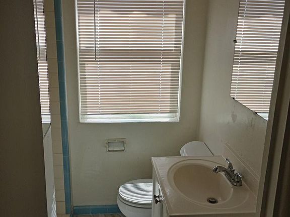 5th image of 301 N Sunshine Blvd #4