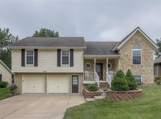 909 SW Georgetown Dr, Lees Summit, MO 64082