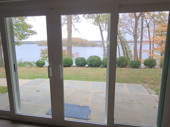 3rd image of 1043 Park Rd