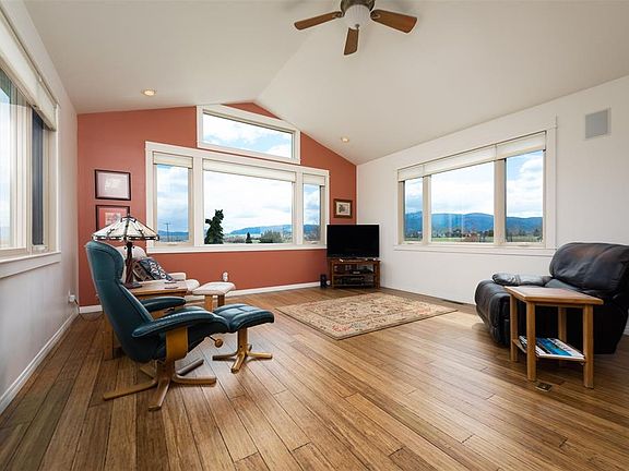 4th image of 32 Sir Arthur Dr