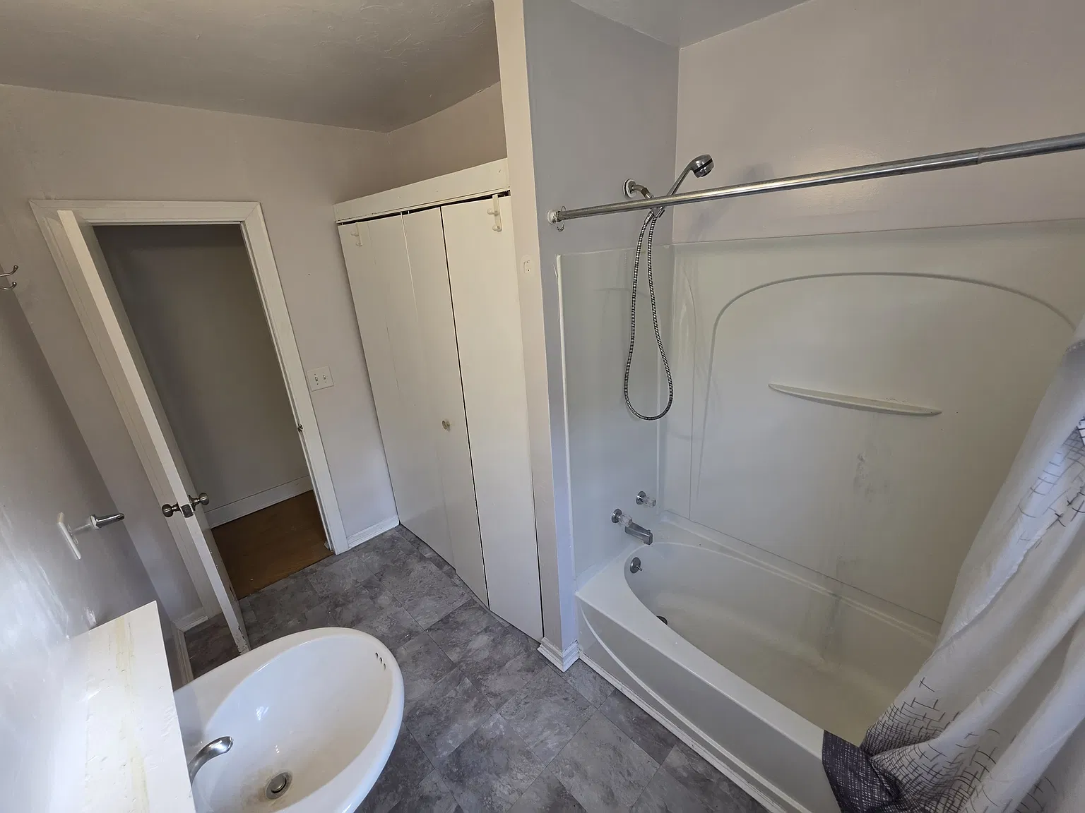 3 bed, 2298 sqft, $2,400 — Photo 4
