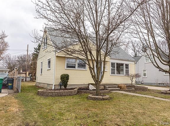3rd image of 32313 Rosslyn Ave