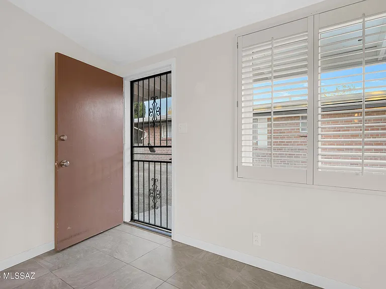 5819 E Rosewood St — Photo 2