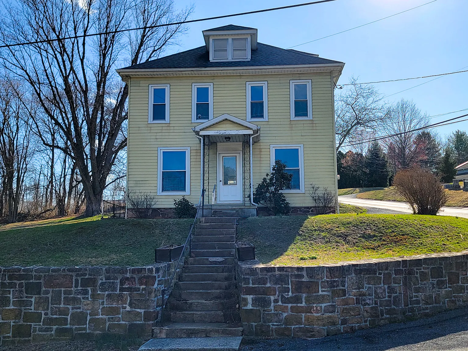 3 bed, 1.5 bath, 1568 sqft, $1,750 — Photo 1