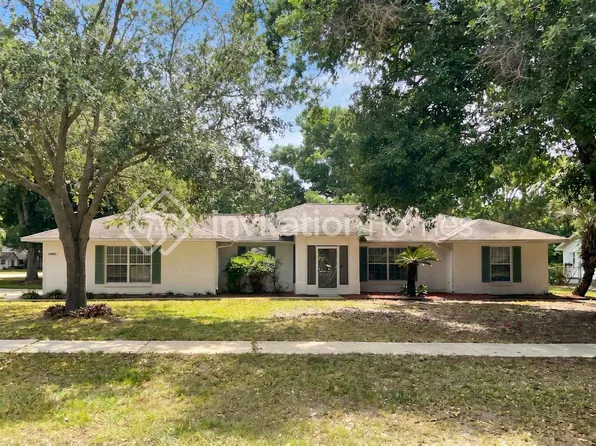 36636 Francis Dr, Grand Island, FL 32735