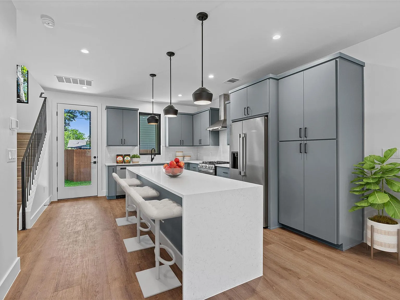 3 bed, 4.0 bath, 2040 sqft, $3,850 — Photo 3
