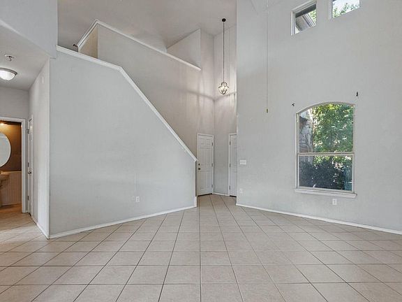 5th image of 512 Eagle Brook Ln