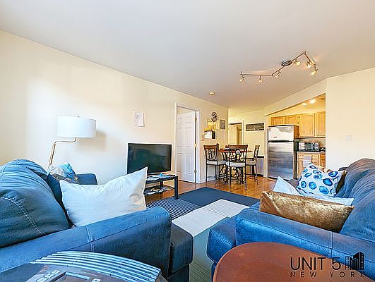 4th image of 158 Jefferson Ave #2