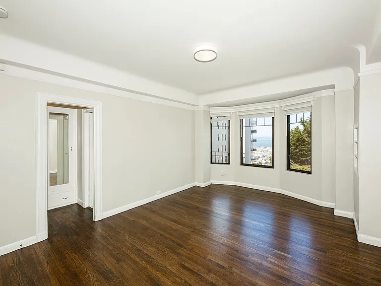 2275 Broadway — Photo 23