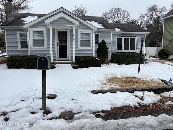 3rd image of 507 Riverside Dr S
