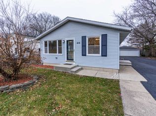 816 Warrior Dr, Round Lake, IL 60073