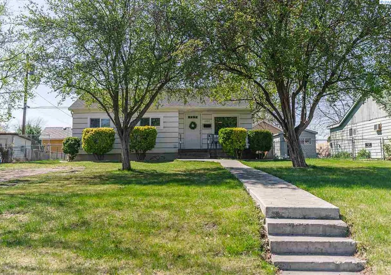 Adorable Three Bedroom Home in Richland! Fully fenced backyard! — Photo 3