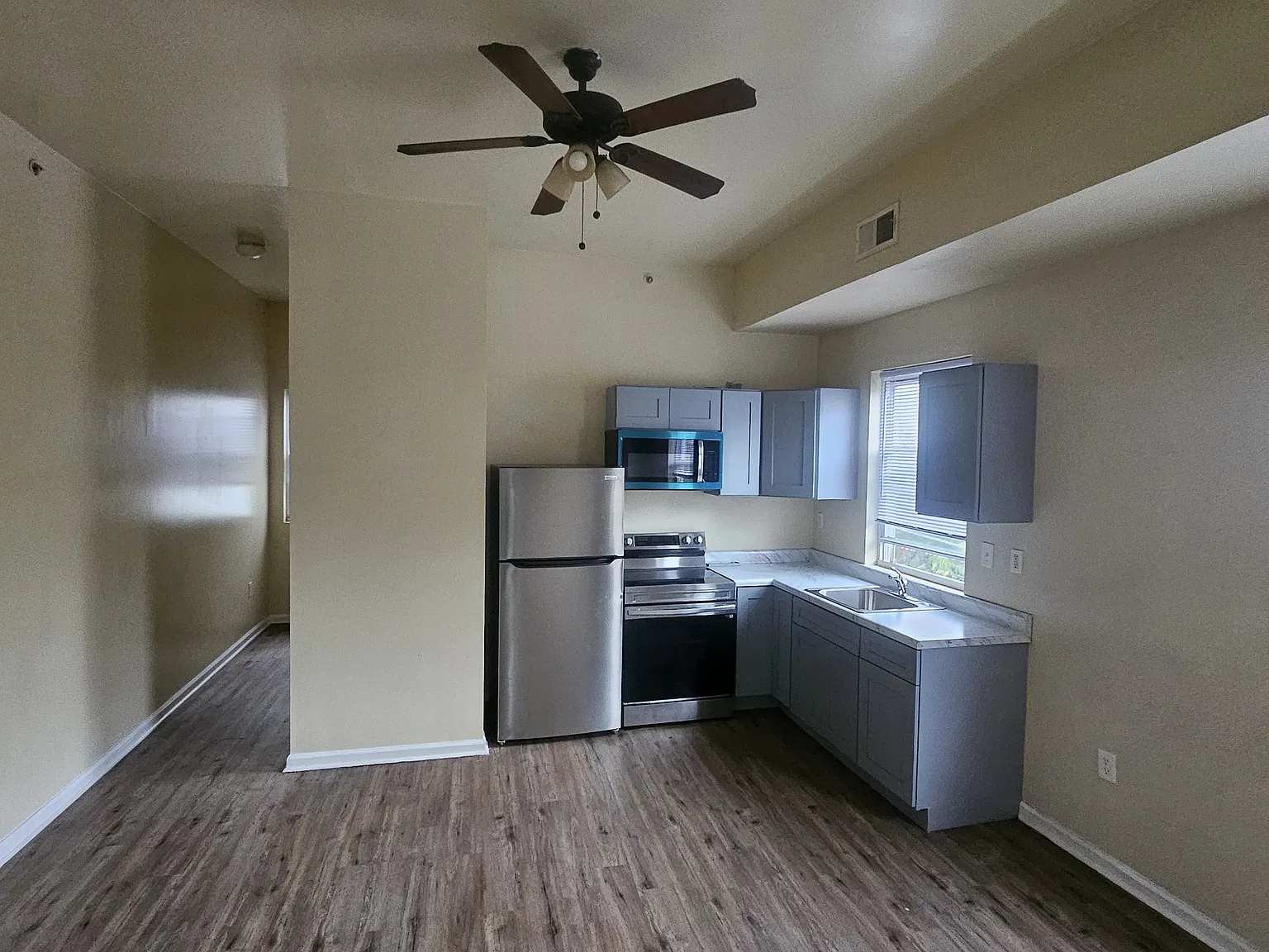 2 bed, 3078 sqft, $1,300 — Photo 2
