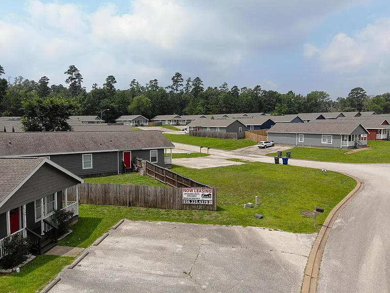 166 Varsity Dr — Photo 26