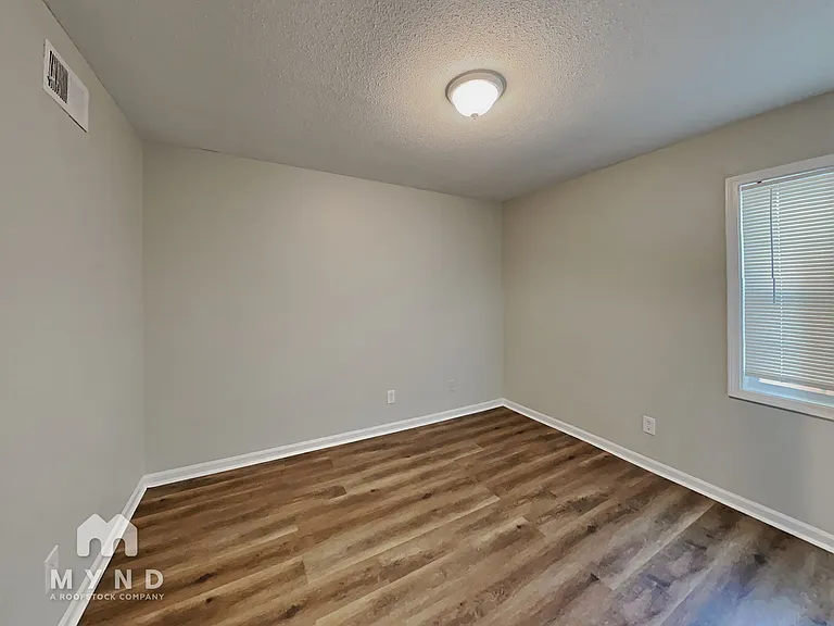 6590 Embassy Cir — Photo 14