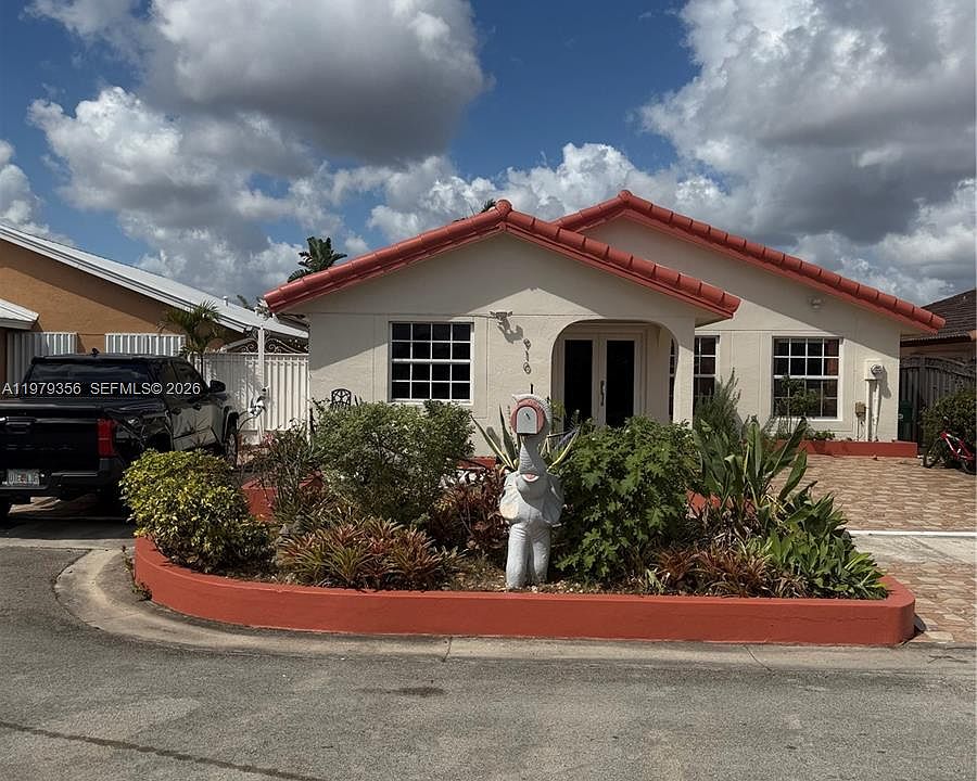 2nd image of 910 SW 140th Ave