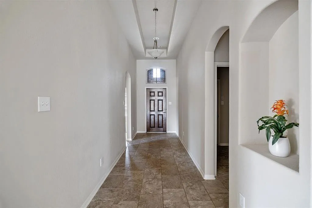 3 bed, 2.5 bath, 2376 sqft, $2,300 — Photo 4