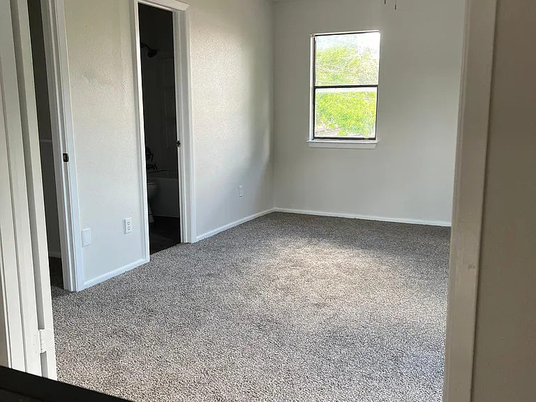311 Ivy Ln — Photo 4