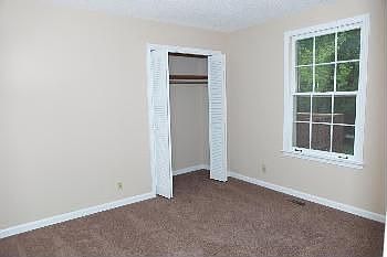 4th image of 386 Louise Ln