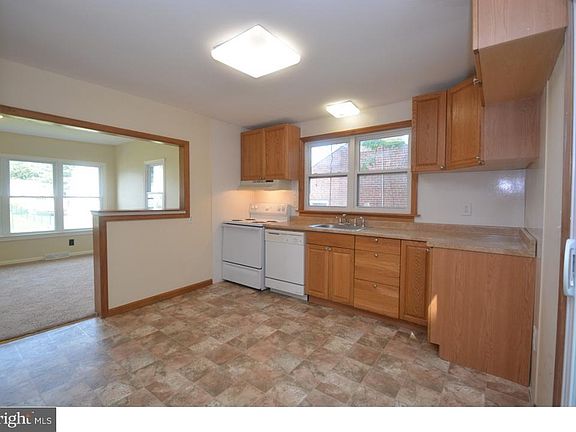 4th image of 2412 Sylvan Ave
